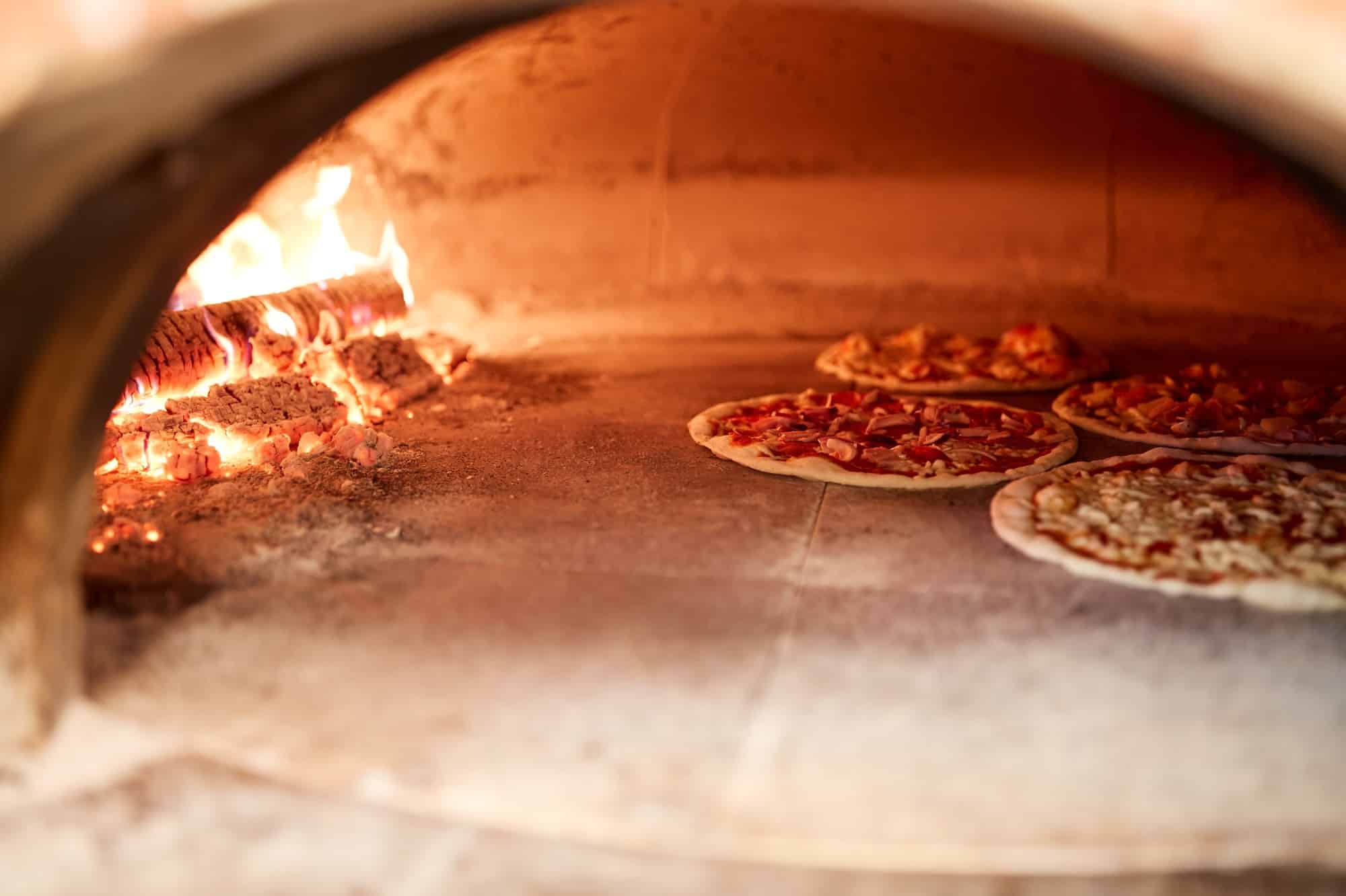 De qué está Hecho el Piso del Horno para Pizza? Materiales Clave y su  Impacto en el Sabor | The Pizza Secret, image size:2000x1333